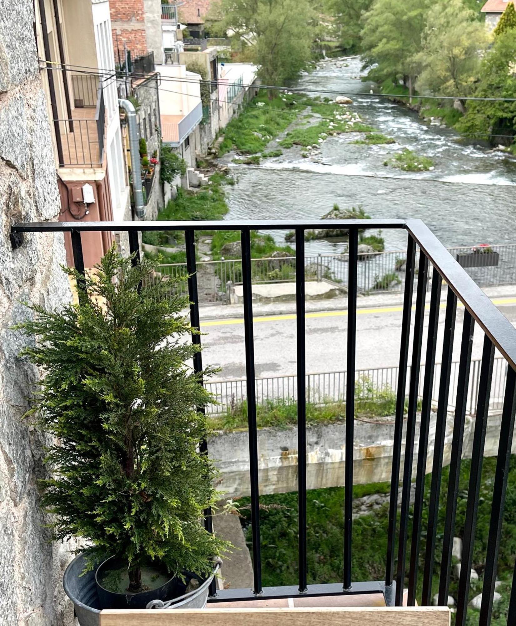 Apartamento Colgante Al Rio Con Vistas Al Puente 坎普罗东 外观 照片